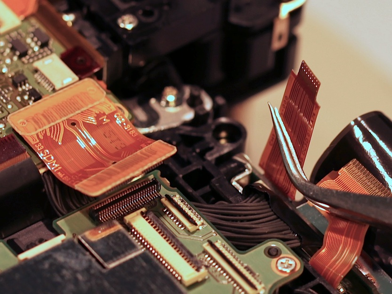 Illustration for article titled Canon 5D Mark III Partial Teardown: Don't Try This At Home